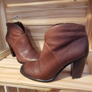 Vince Camuto - Franell
Color: Rich Cognac
Sz: 6